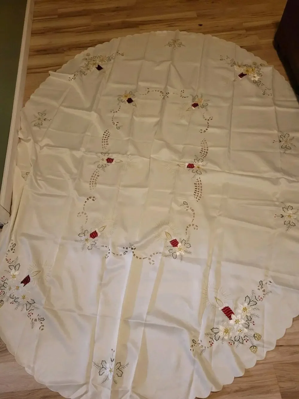 Beautiful Oval Embroidered Table Cloth Cover matching Napkins Fabric